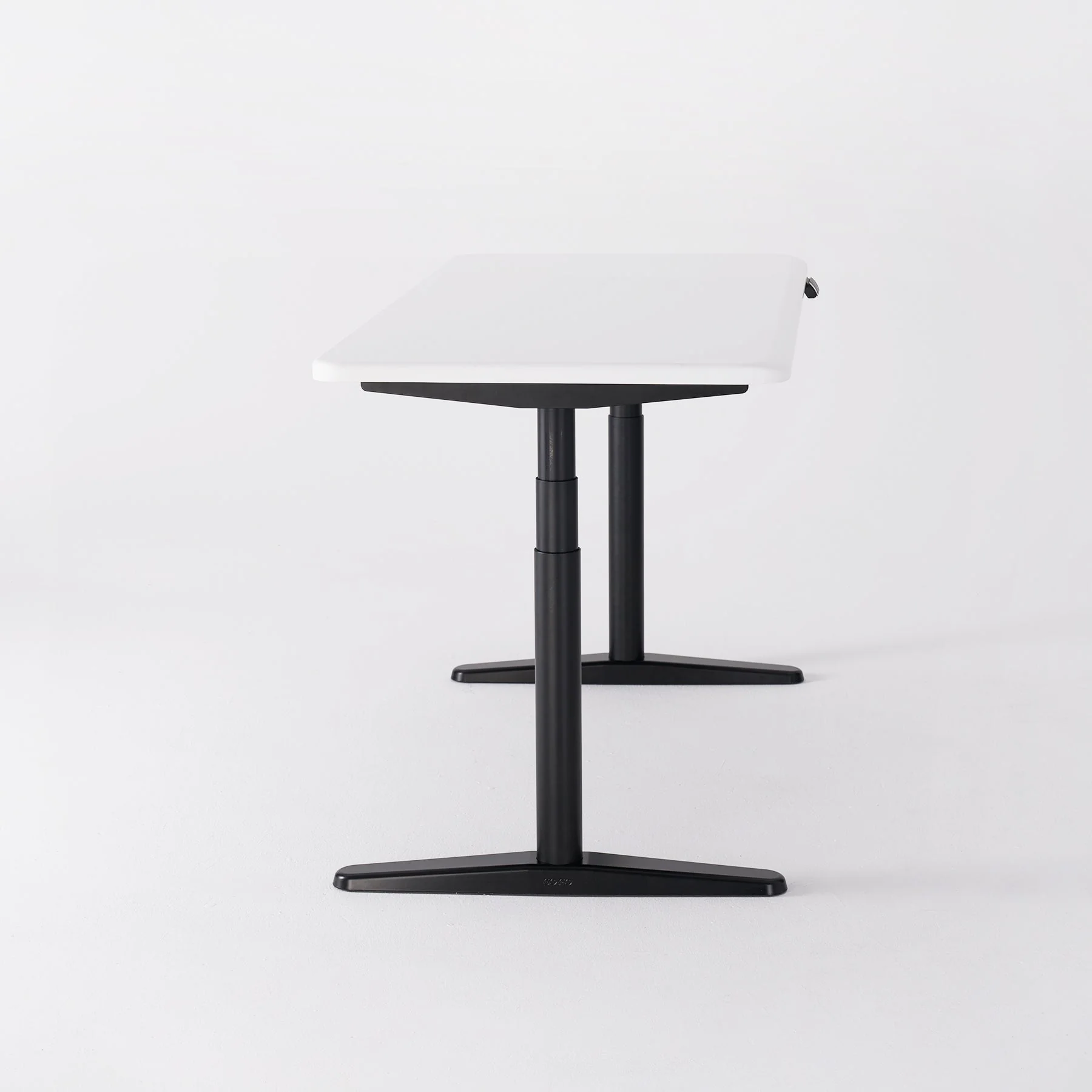 COFO 良木升降桌 黑腳白桌 側面