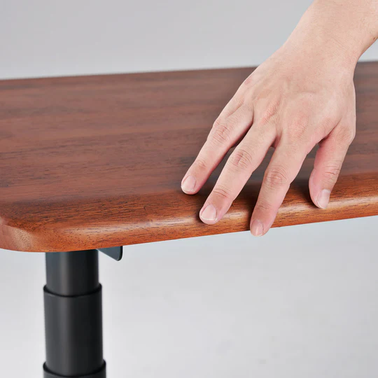 溫潤的天然原木桌面