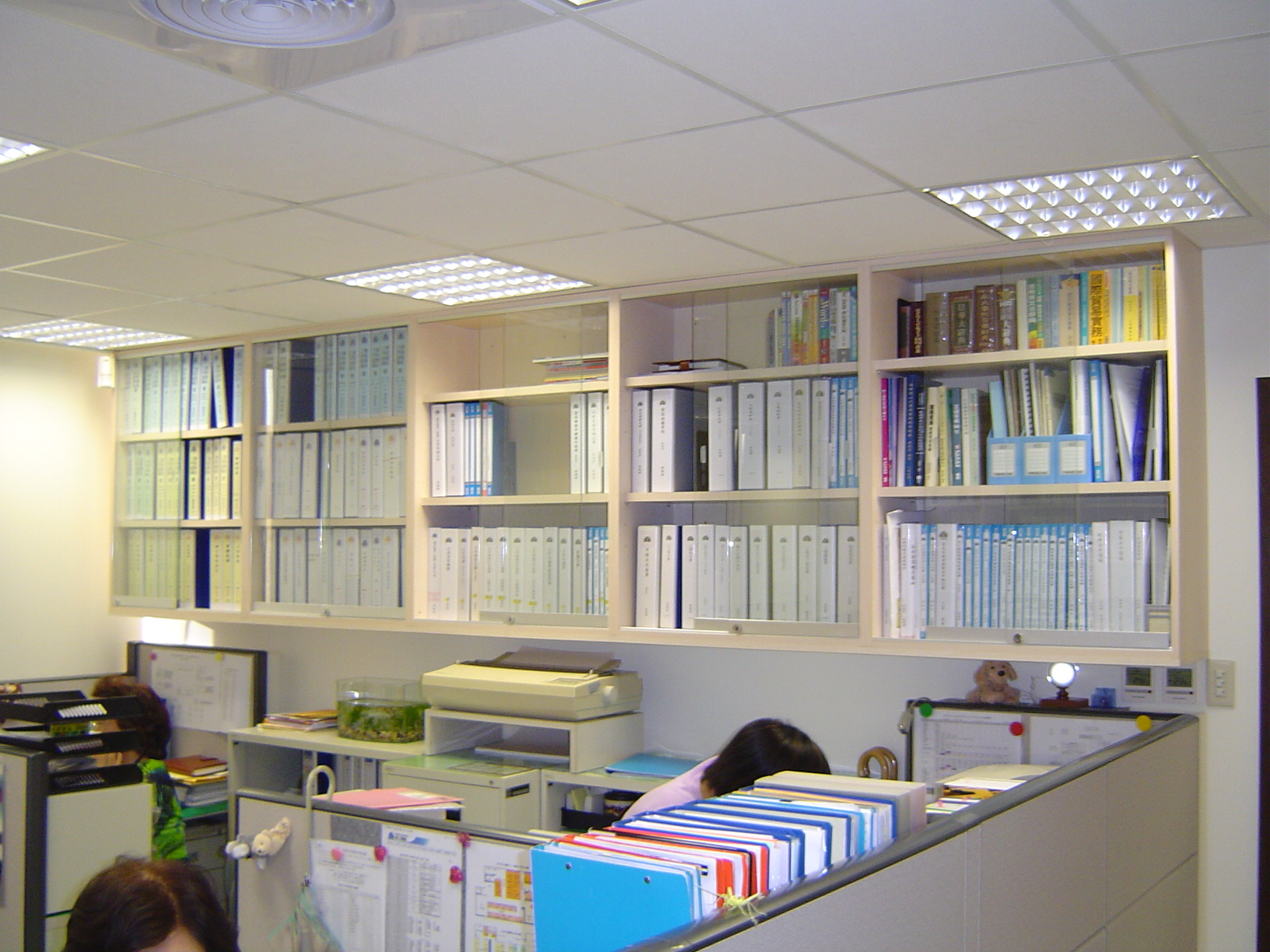 歡迎洽詢 辦公室系統櫃設計 | 衣櫃 | 矮櫃 | 書櫃 | 高櫃 | 展示櫃 | 收納櫃 | 櫥櫃 D:圖片 2